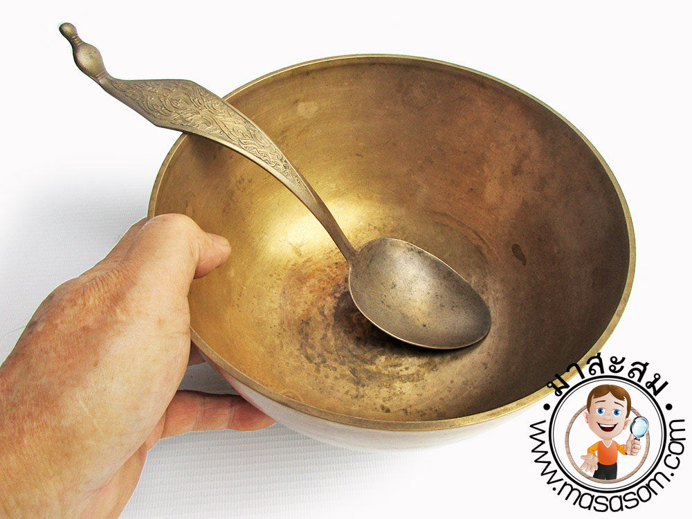 ขันทองเหลืองเก่าพร้อมทัพพี
