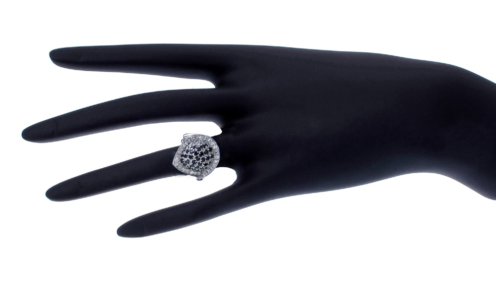 แหวนทองคำขาว ประดับเพชร CZ แหวนทรงนูน ช่วงบ่าฉลุโปร่ง งานเนี๊ยบ หรูหราดูดี เพชรแวววาวงามจับใจ ใส่ออกงานราตรี งานสังสรรค์ต่างๆ สะดุดตาประทับใจแก่ผู้พบเห็น