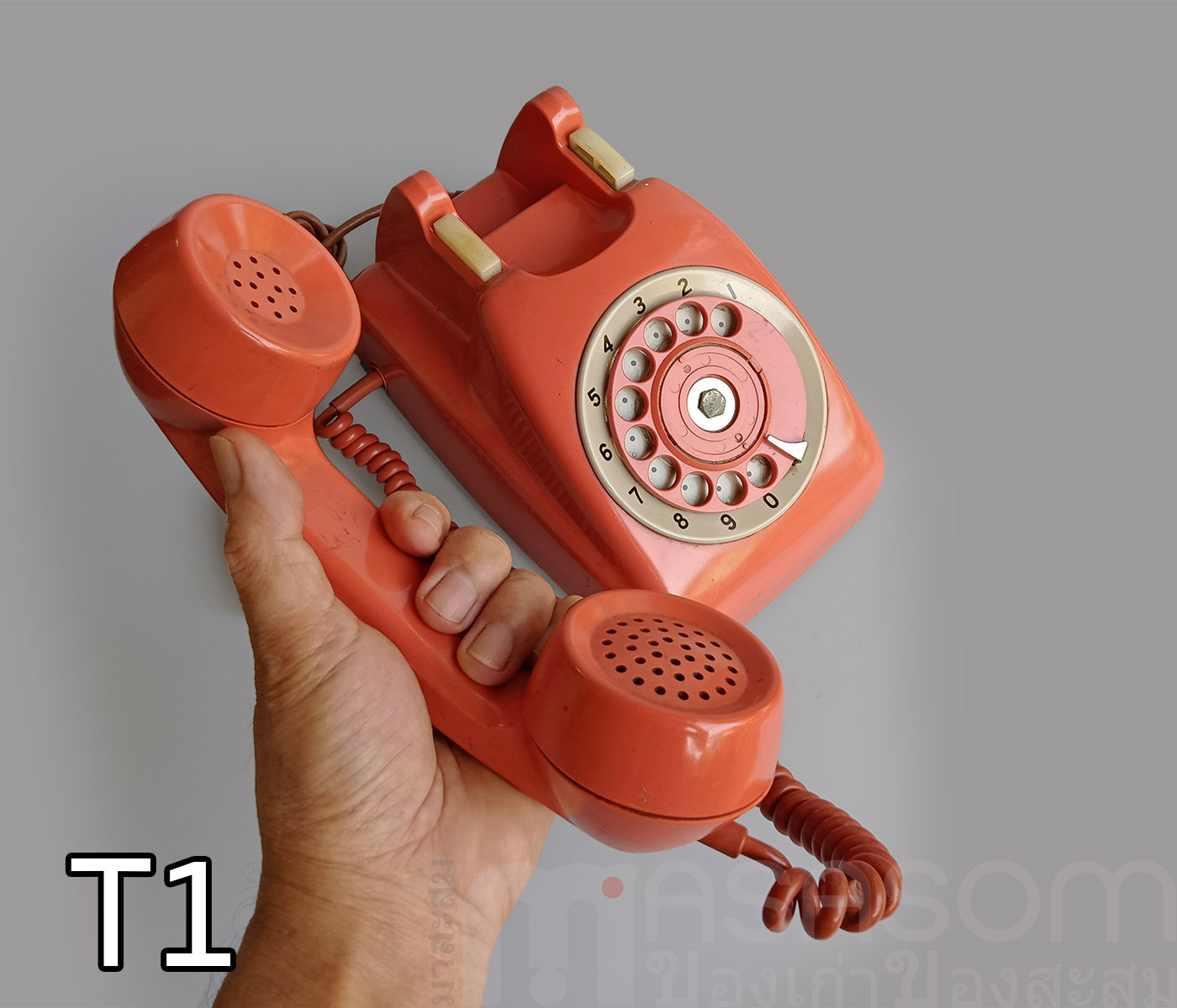 โทรศัพท์แป้นหมุนเก่าสีส้ม