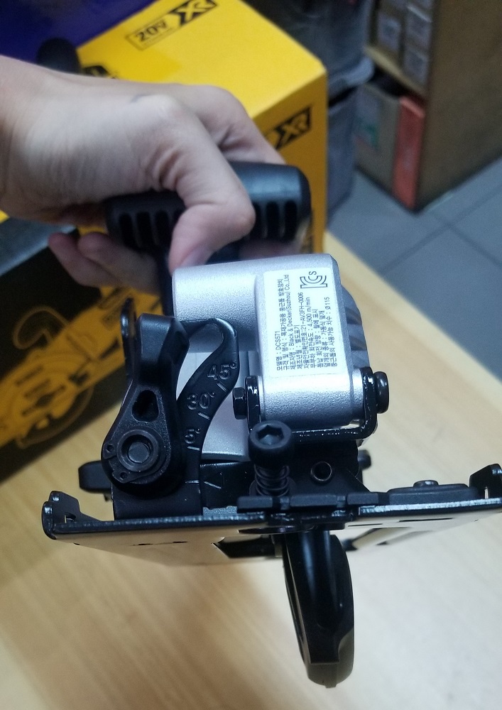 เลื่อยวงเดือน4" 20V DCS571N DEWALT