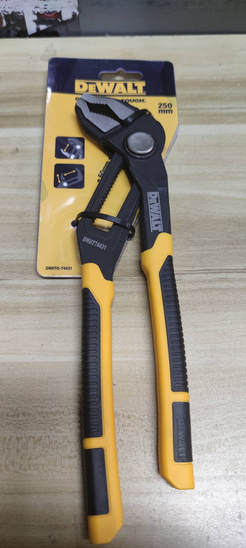 คีมคอม้า10" DWHT0-74431 DEWALT