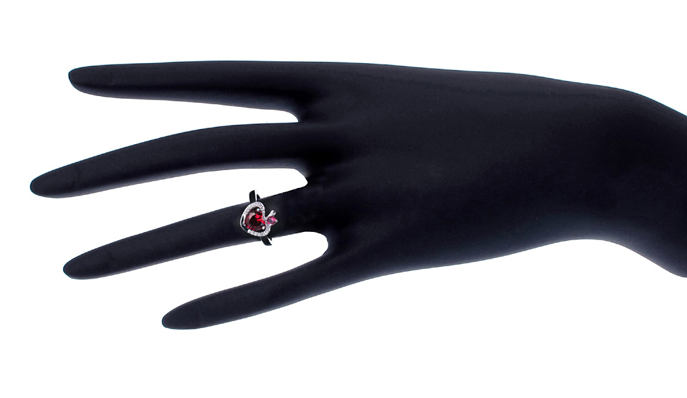 แหวนทองคำขาว ประดับเพชร CZ แหวนพลอยหัวใจสีแดง ล้อมเพชร CZ ดีไซน์หรูดูภูมิฐานใส่ได้ตลอดเวลา