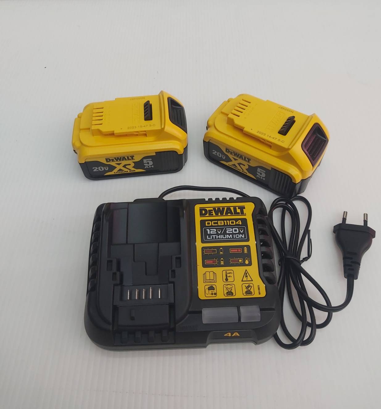 คอมโบ้ชุดสว่านไร้สาย20V (DCD805+DCG409) DCK2216P2T DEWALT