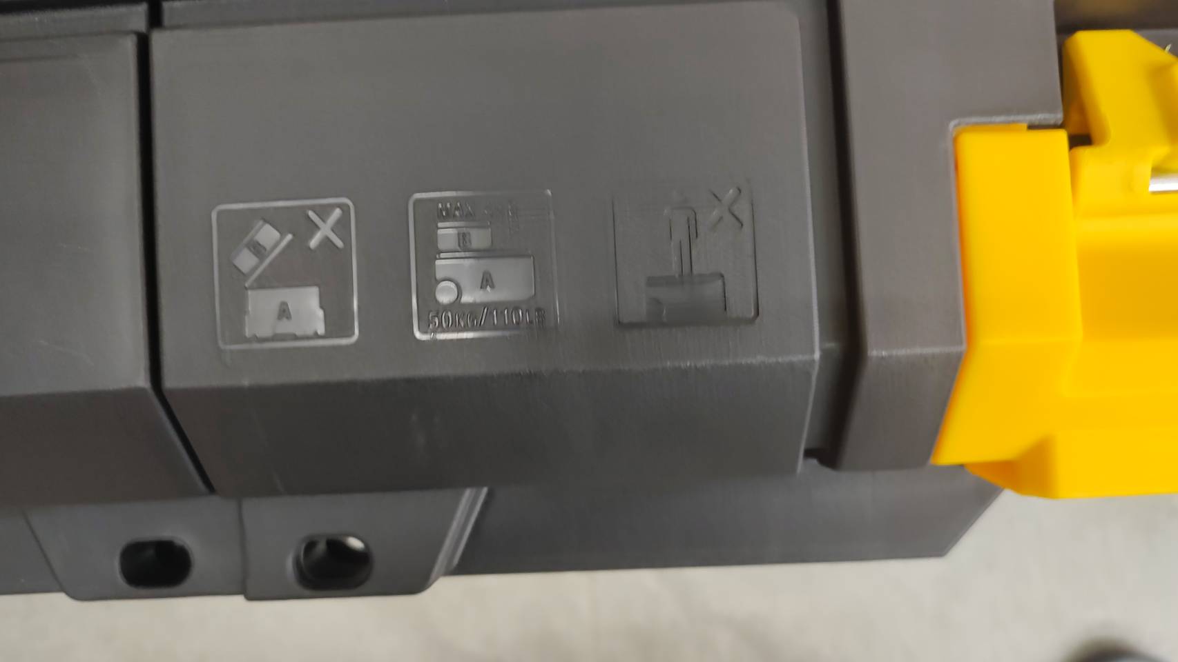 กล่องมีล้อลาก DWST17871-1 DEWALT