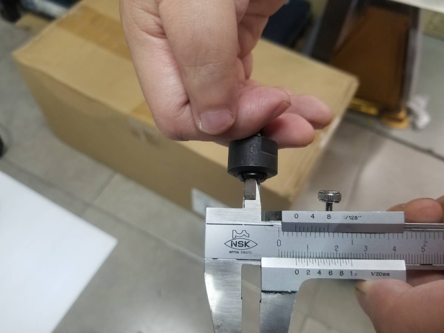 หินเจียรคอตรง DWE886P DEWALT