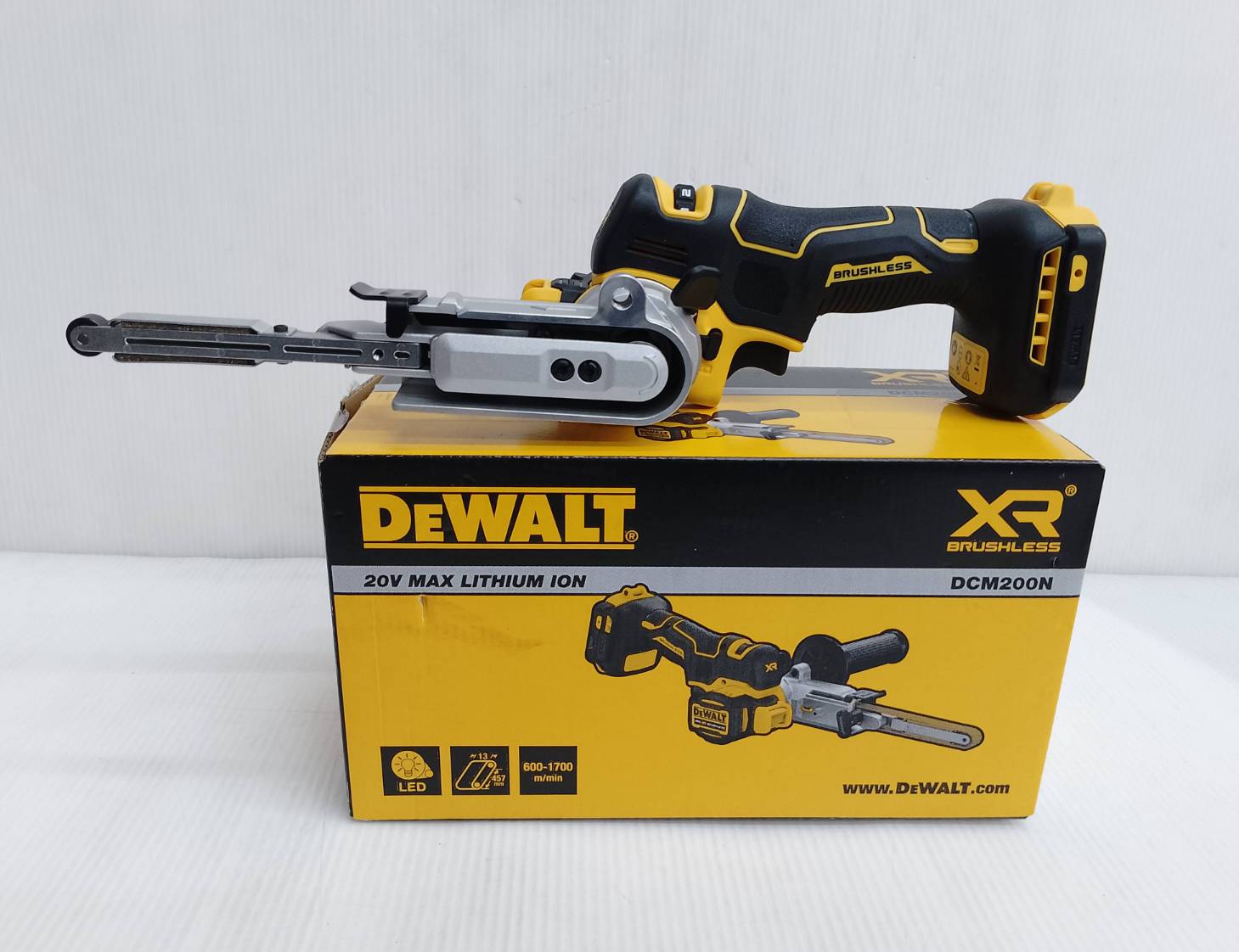 เครื่องขัดกระดาษทรายเข็มขัด20V DCM200N DEWALT (เฉพาะตัวเครื่อง)