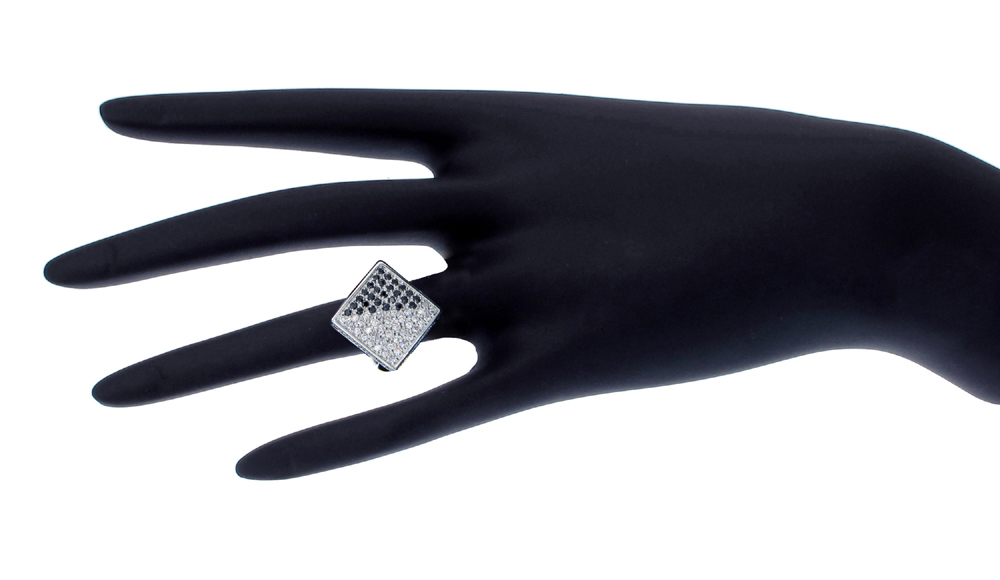 แหวนเงิน ประดับเพชร CZ แหวนทรงสี่เหลี่ยม ออกแบบสวยขาดแบบเต็มไม้เต็มมือดั่งกับนางพญา ดีไซน์ใหญ่อลังการ งานเนี๊ยบละเอียดสุด ๆ ต้องอาศัยช่างผู้ชำนาญ