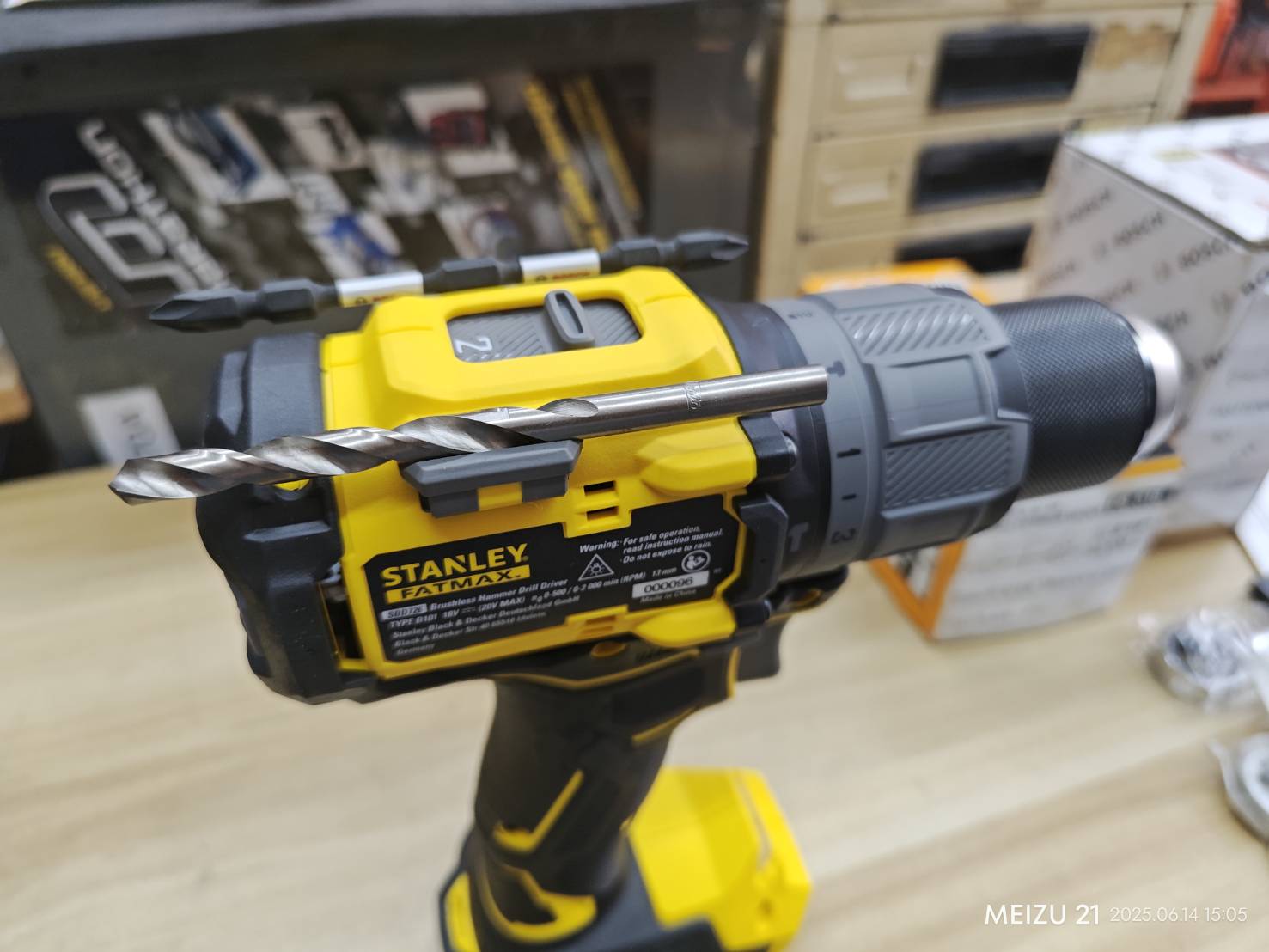 STANLEY สว่านกระแทกไร้สายไร้แปรงถ่านV20 SBD726M1K-B1