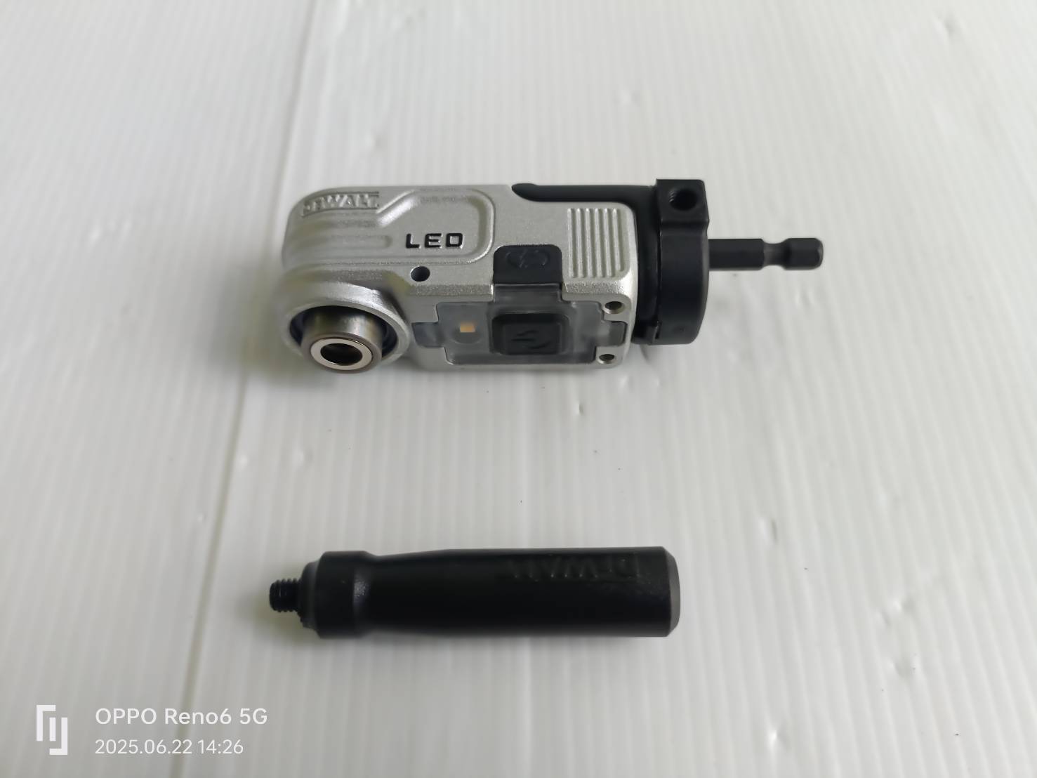 DEWALT DWALRAFT ก้านต่อไขควงมุมฉาก 90 องศา มีไฟLED ชาร์จ TYPE-C