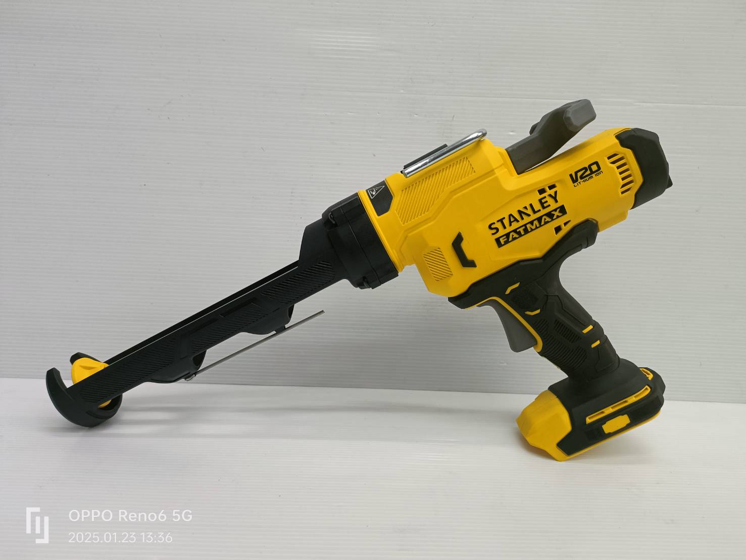 STANLEY รุ่น SCE600B-B3 ปืนยิงซิลิโคน 20V Max