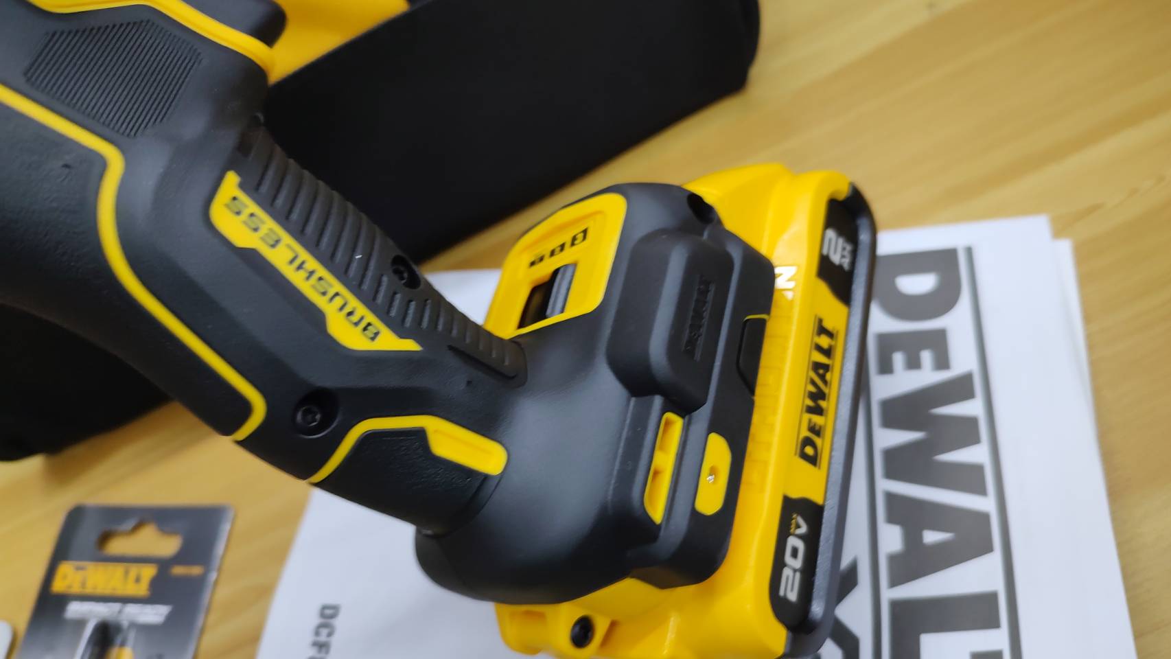 DEWALT รุ่น DCF845D1A-B1 ไขควงกระแทก XR 20V Max พร้อมแบตเตอรี่ 2.0AH