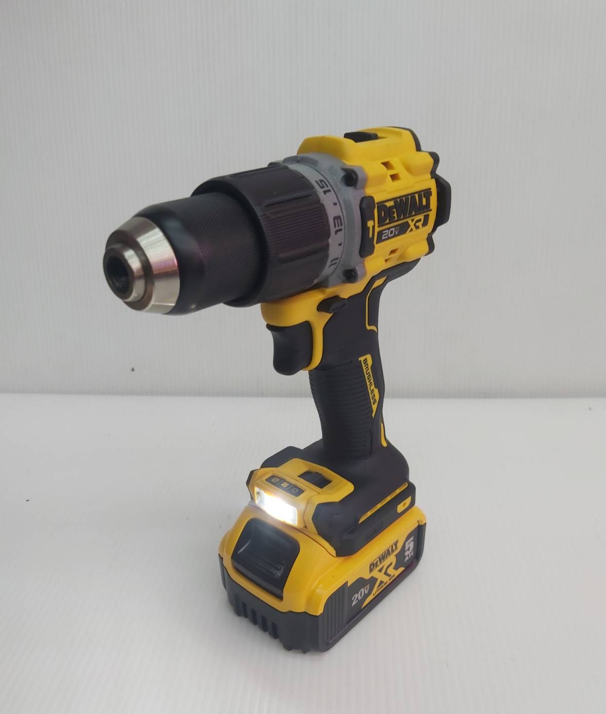 คอมโบ้ชุดสว่านไร้สาย20V (DCD805+DCG409) DCK2216P2T DEWALT