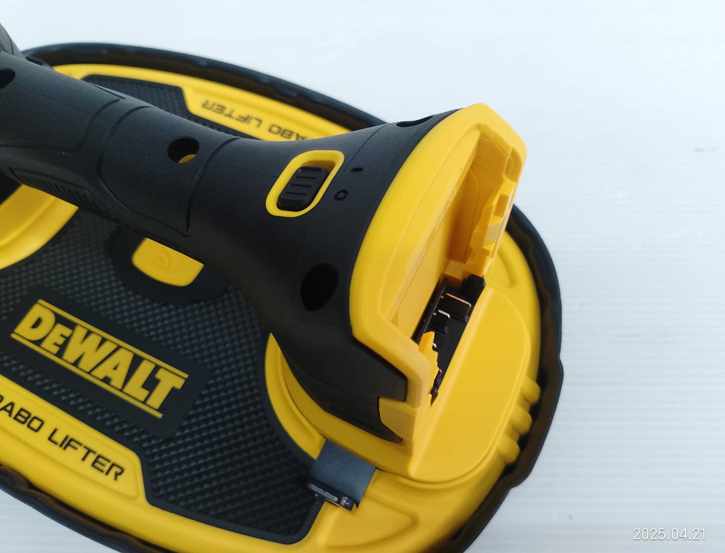 DEWALT อุปกรณ์ยกของสูญญากาศไร้สาย รุ่น DCE592B
