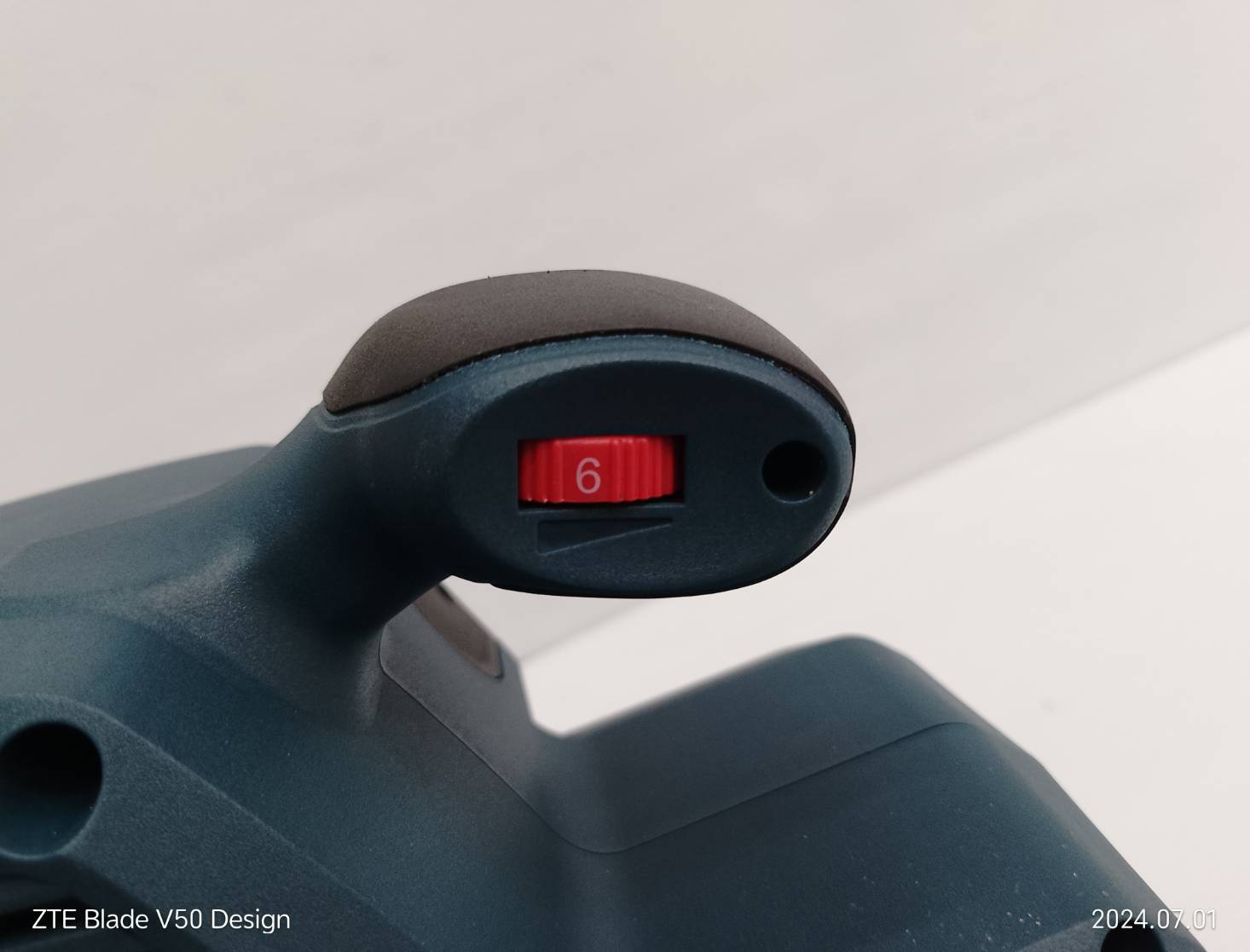 เครื่องขัดกระดาษทรายสายพาน GBS750 BOSCH