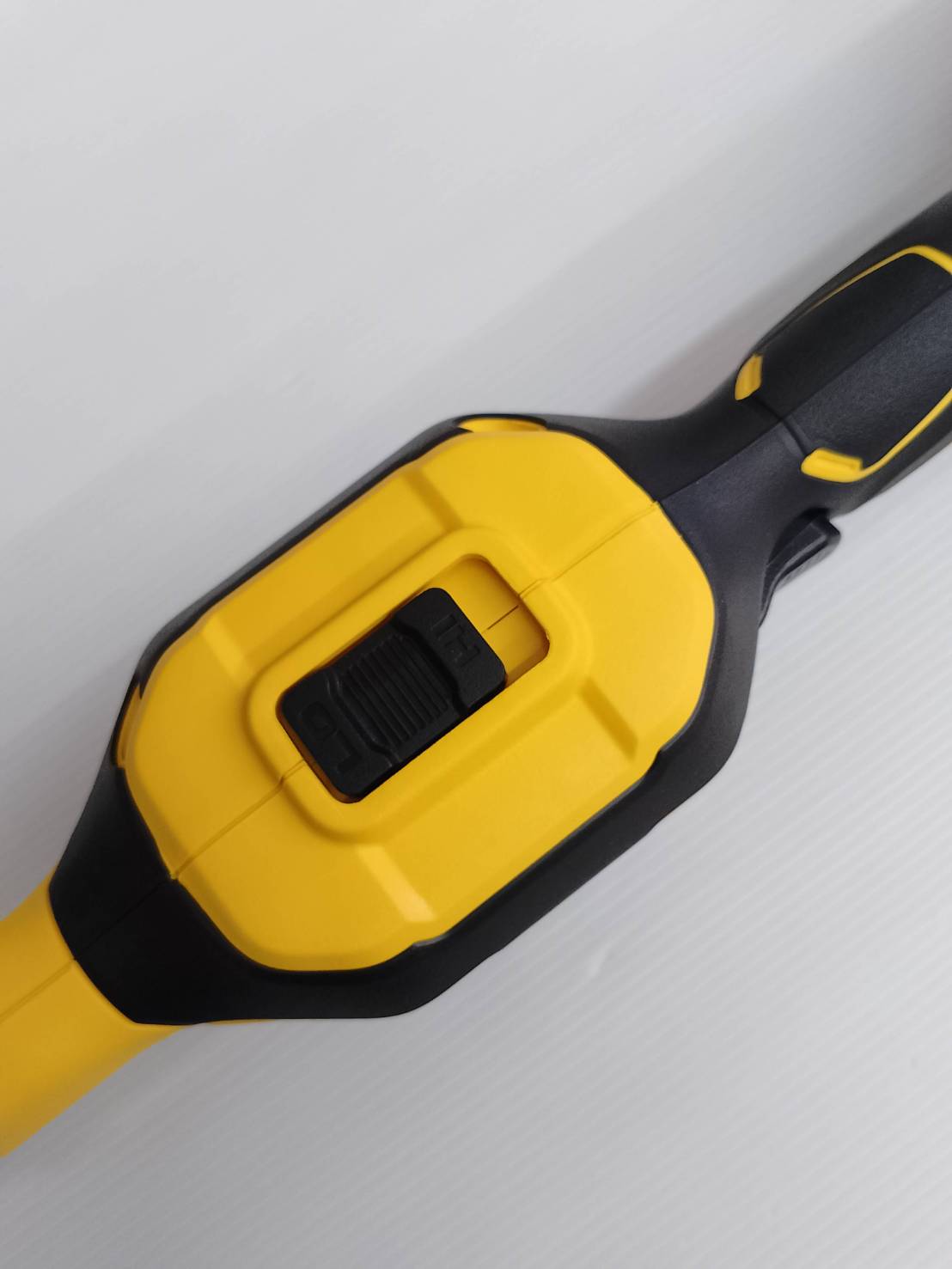 DEWALT รุ่น DCMST561P1-B1 เครื่องเล็มหญ้าไร้สาย 20Vmax (พร้อมกับแบตเตอรี่ 5.0AH)