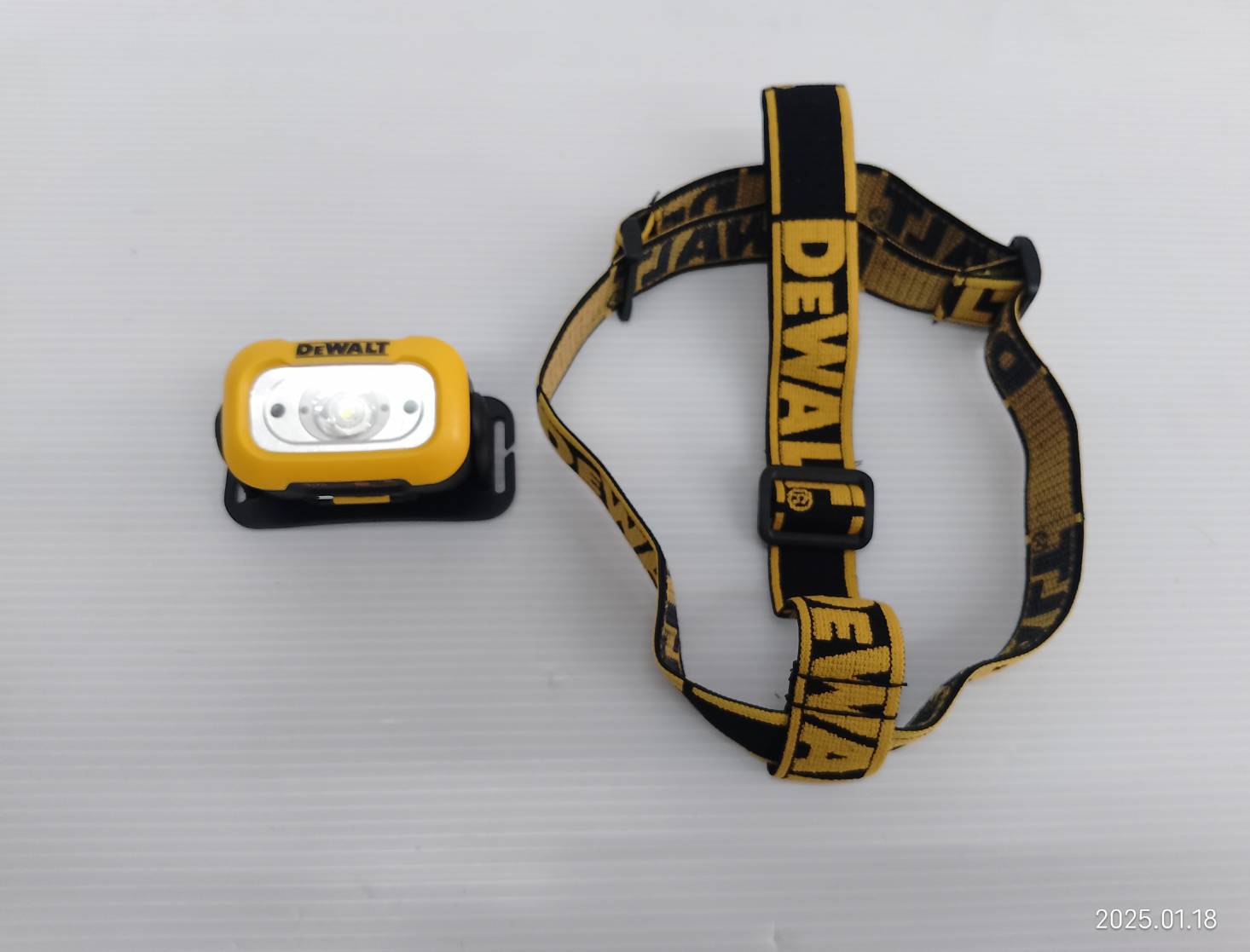 DEWALT ไฟฉายคาดหัวLED 200 Lumen DWHT81424