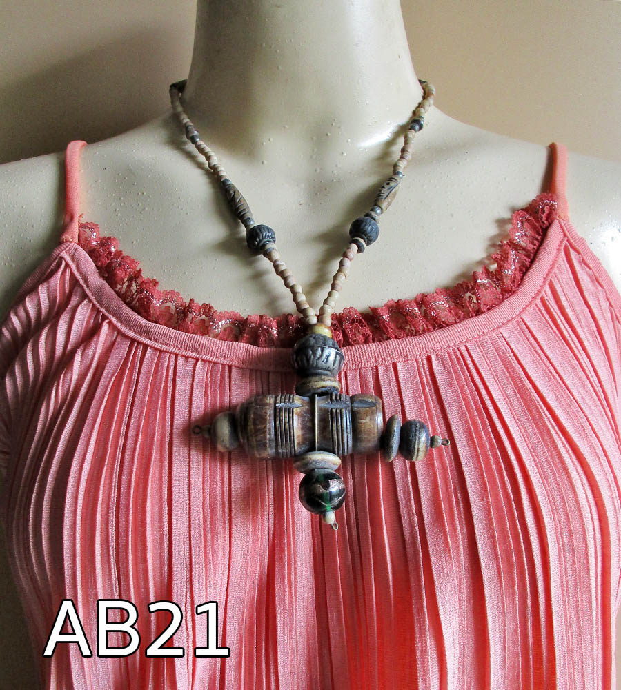 สร้อยลูกปัดกระดูกสัตว์เก่า