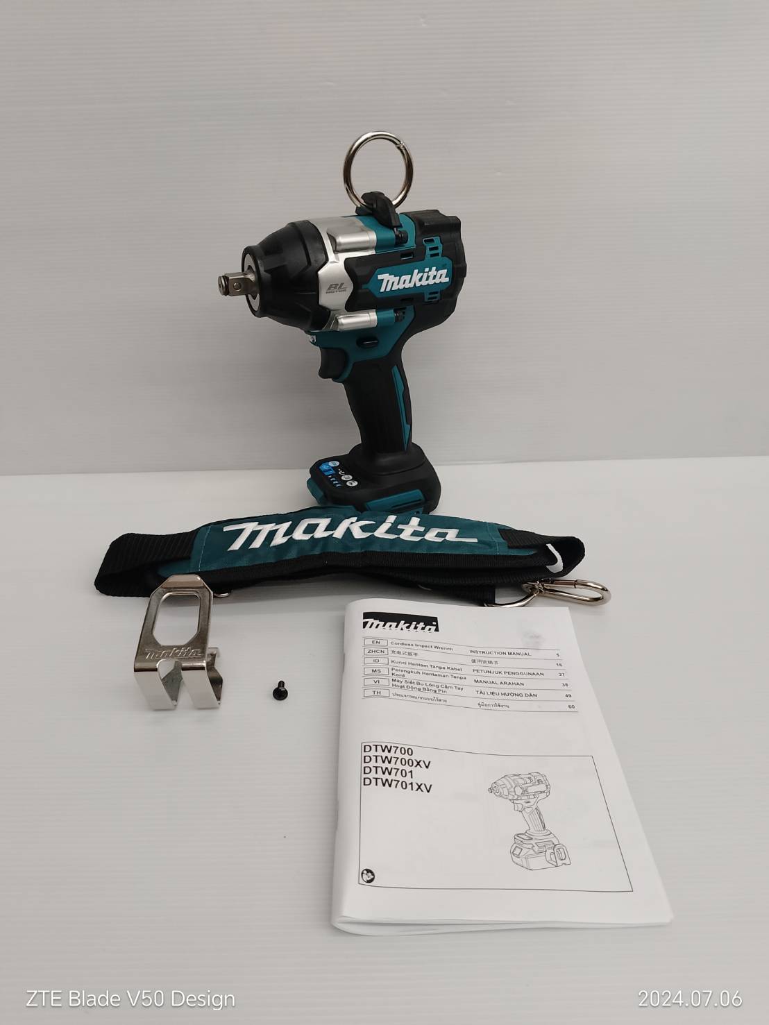 MAKITA เครื่องขันบล๊อกไร้สาย 18 โวลต์ 1/2 นิ้ว + สายสะพาย รุ่น DTW700ZX1