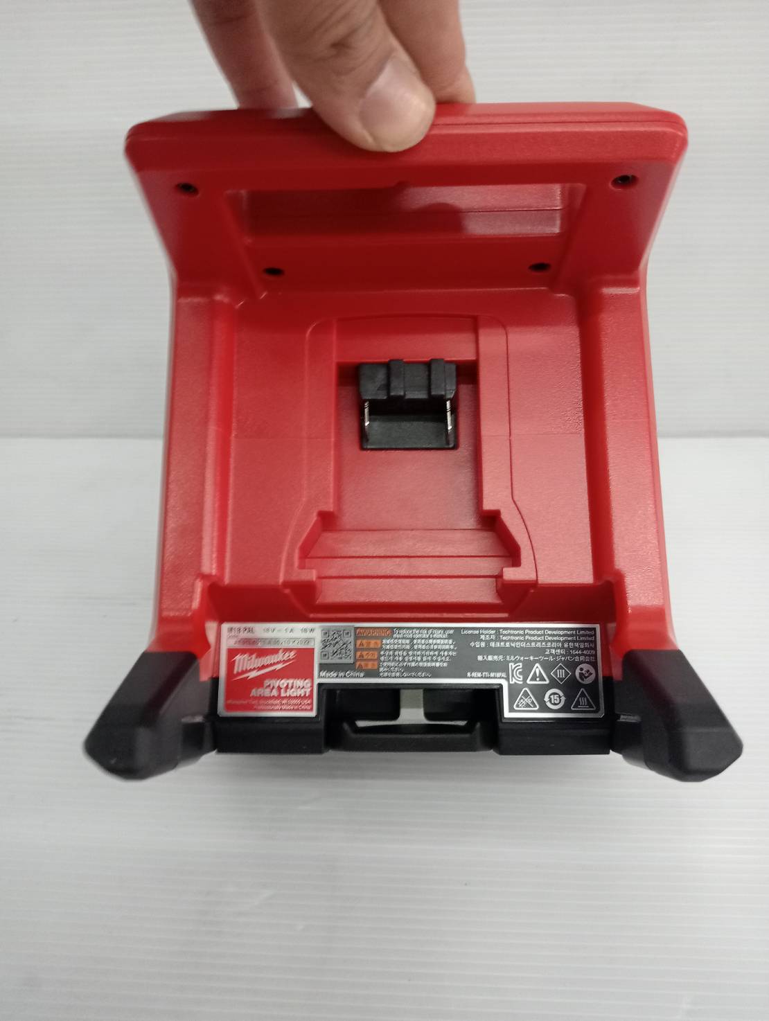 ไฟส่องพื้นที่ 18 โวลต์ หัวหมุน/พับได้ M18 PAL-0 (เครื่องเปล่า) Milwaukee