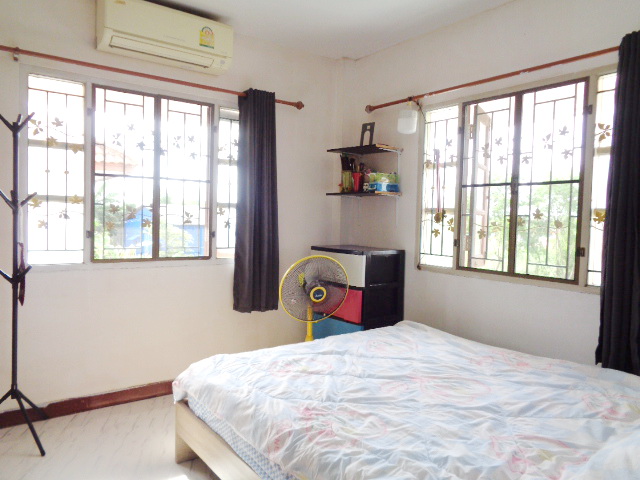 H1200 ขายบ้านเดี่ยว หมู่บ้านนันท์นลิน ปาร์คโอม เฟส1 75 ตร.วา อยู่ถนนคู้คลองสิบ หนองจอก กรุงเทพฯ ทำเลดี หน้าบ้านโล่ง ตรงข้ามถนนเป็นคลอง