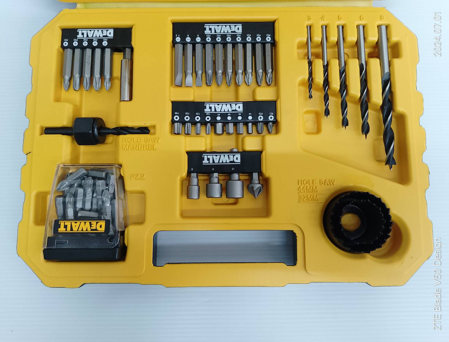 ชุดดอกไขควงและดอกสว่าน 100 ชิ้น DT71566-QZ DEWALT