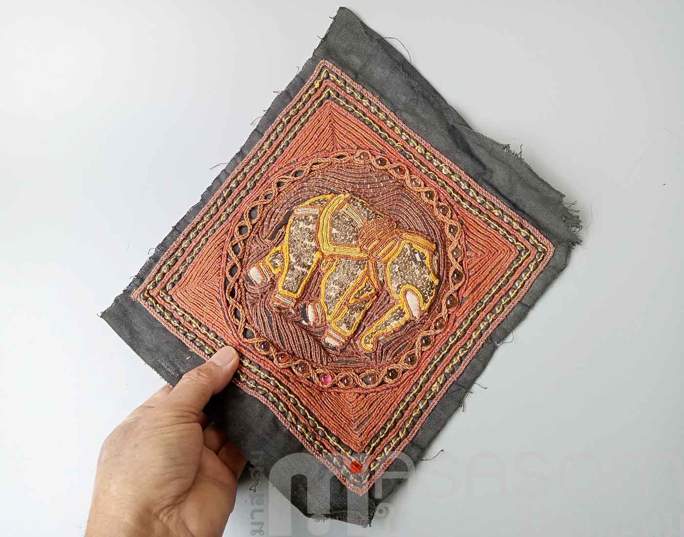 ผ้าปักรูปช้างเก่า