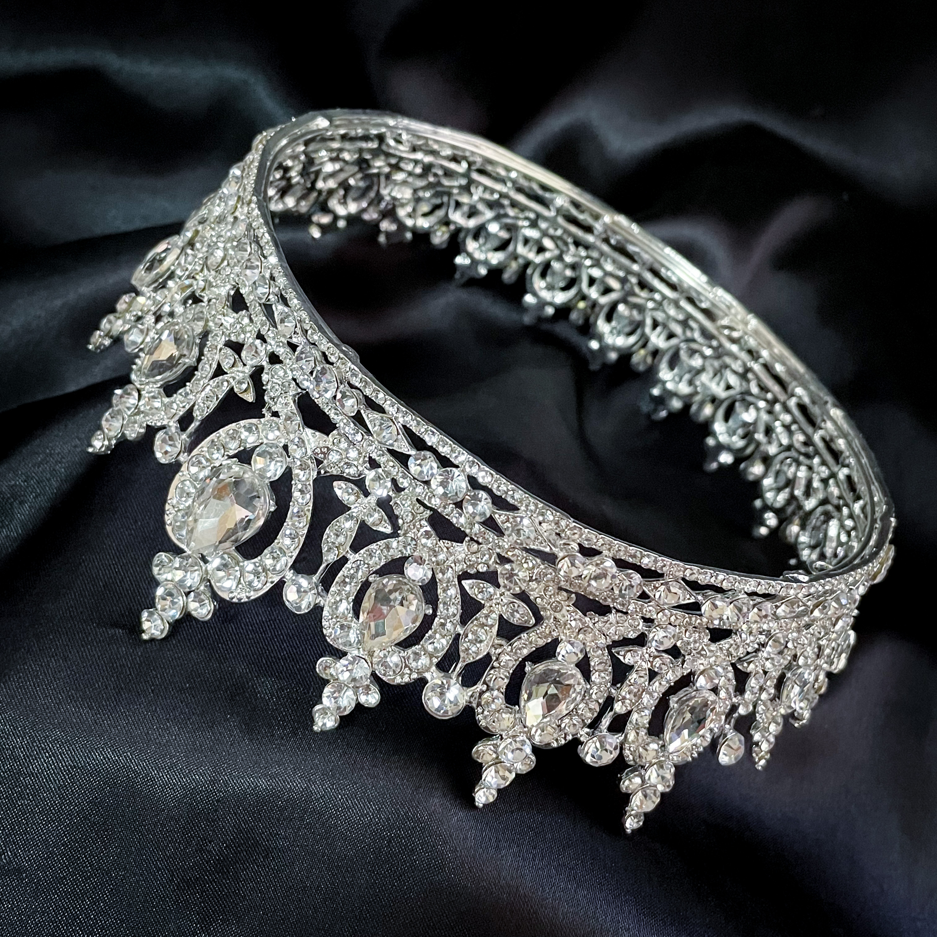 (พร้อมส่ง) มงกุฏ 074 มงกุฎนางงาม มงกุฎประกวด สีเงิน เพชรวาว งานสวย งานละเอียด