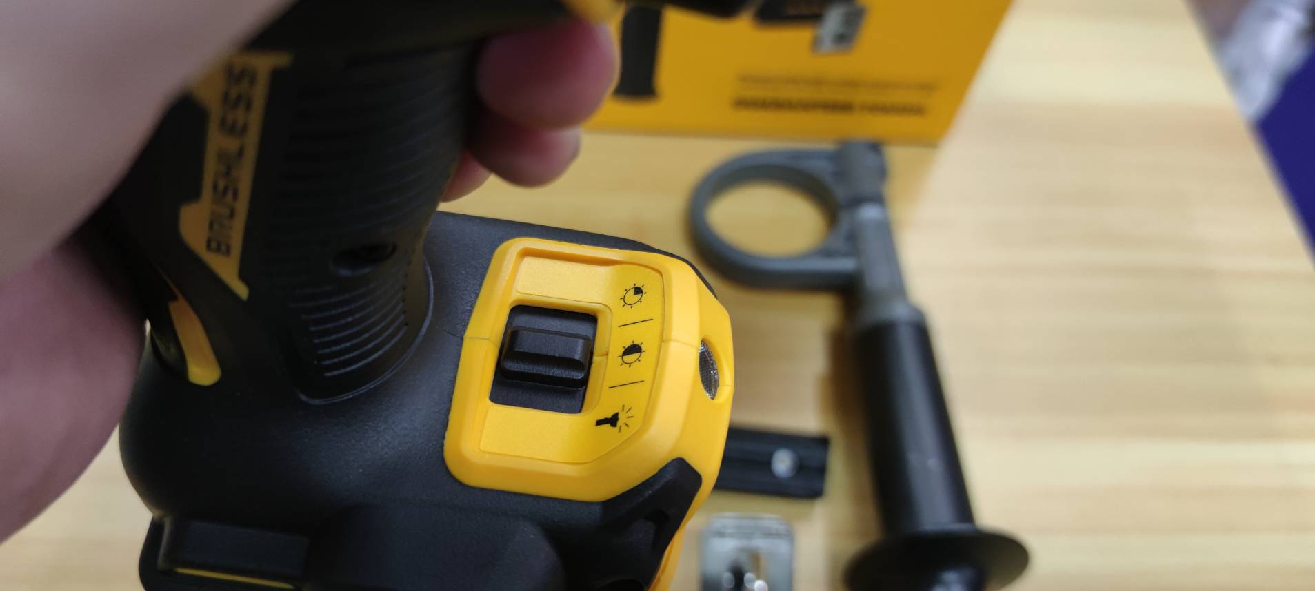 สว่านกระแทกไร้สาย20V DCD999N DEWALT
