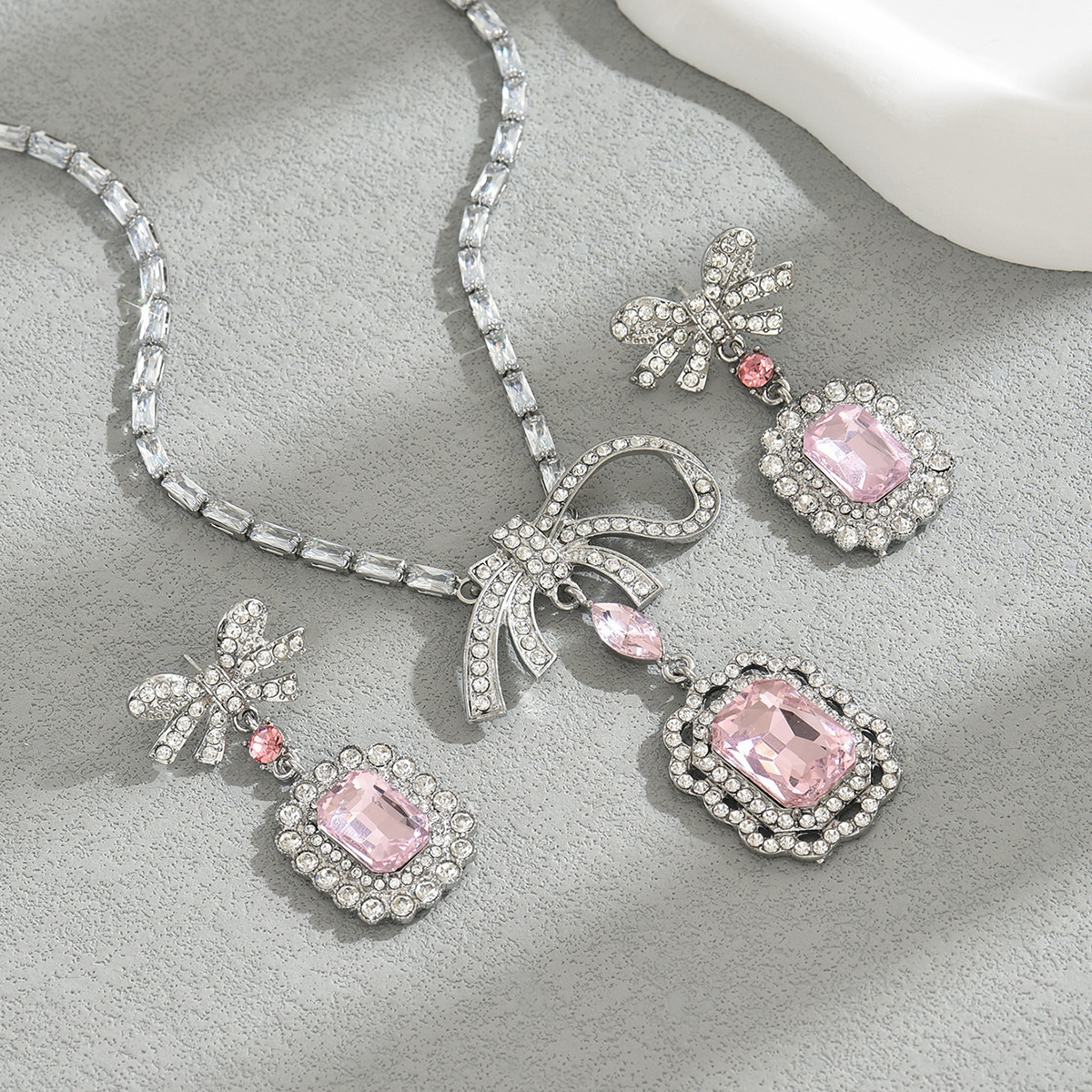 (พร้อมส่ง) สร้อยคอเพชร+ต่างหูแบบเข็ม 015 ใส่ออกงาน สวยหรูดูแพง โบว์สีชมพูหวานมาก