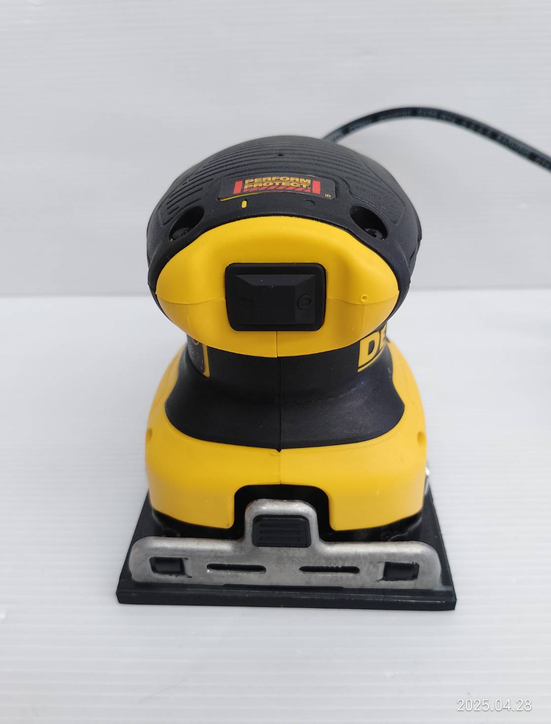 DEWALT เครื่องขัดกระดาษทราย 1/4 (230W) DWE6411-B1