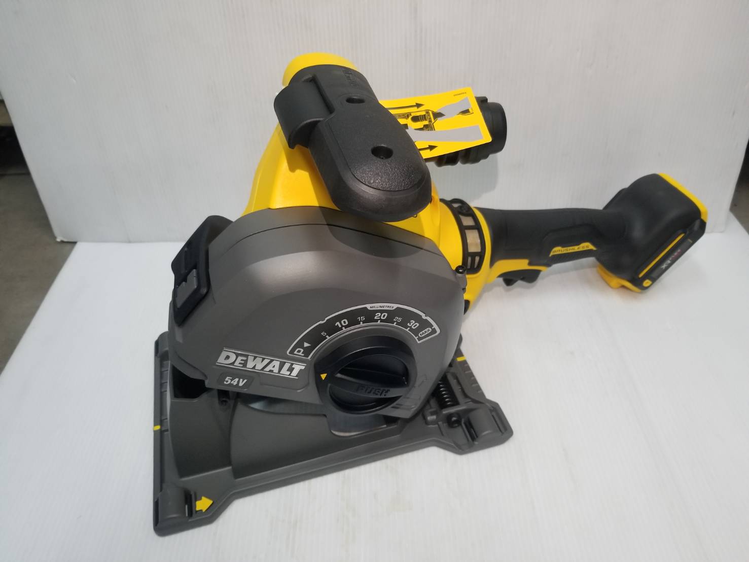 เครื่องเซาะร่องผนัง54V DCG200NT DEWALT