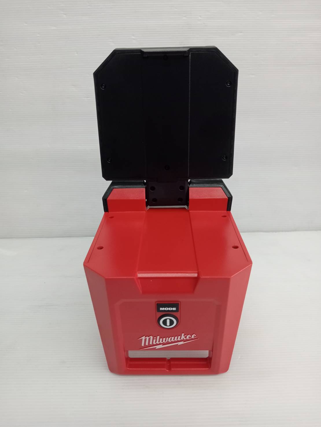 ไฟส่องพื้นที่ 18 โวลต์ หัวหมุน/พับได้ M18 PAL-0 (เครื่องเปล่า) Milwaukee