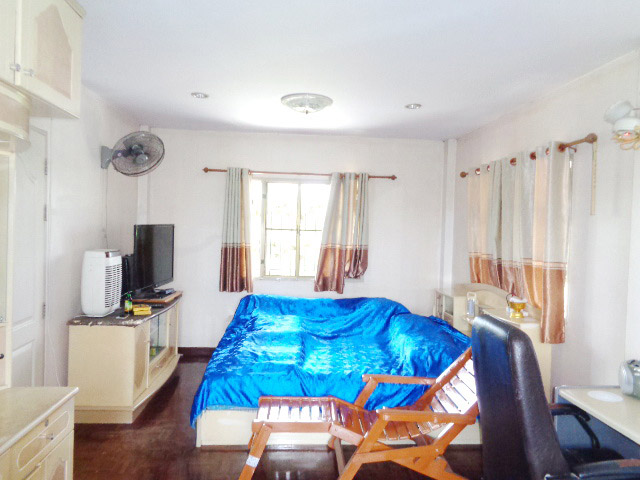 H1200 ขายบ้านเดี่ยว หมู่บ้านนันท์นลิน ปาร์คโอม เฟส1 75 ตร.วา อยู่ถนนคู้คลองสิบ หนองจอก กรุงเทพฯ ทำเลดี หน้าบ้านโล่ง ตรงข้ามถนนเป็นคลอง