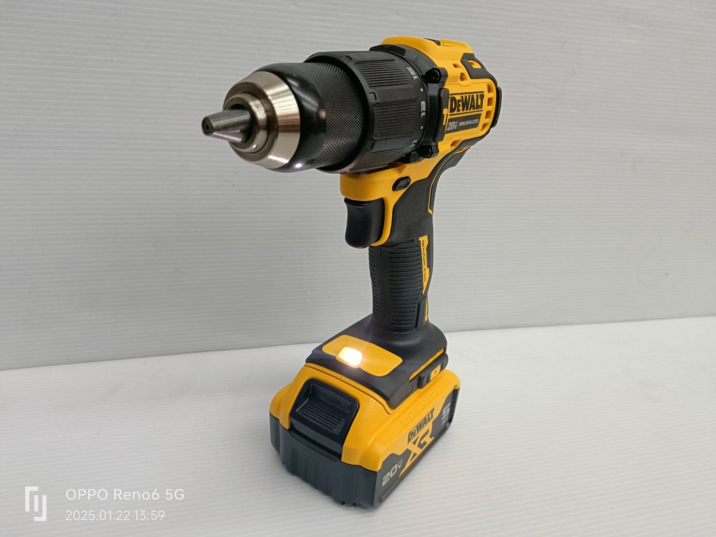 DEWALT สว่านกระแทกไร้สาย 20V DCD709P2T-B1