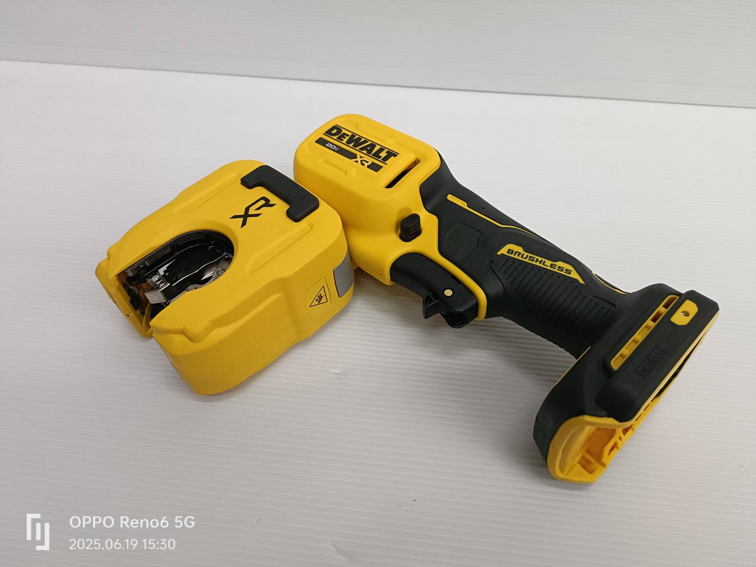 DEWALT รุ่น DCE154B เครื่องตัดท่อทองแดงไร้สาย 20V