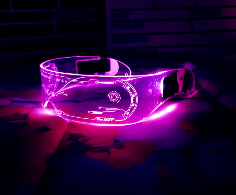 ชุดนักบินอวกาศสีเงิน พร้อมแว่นตาเรืองแสง