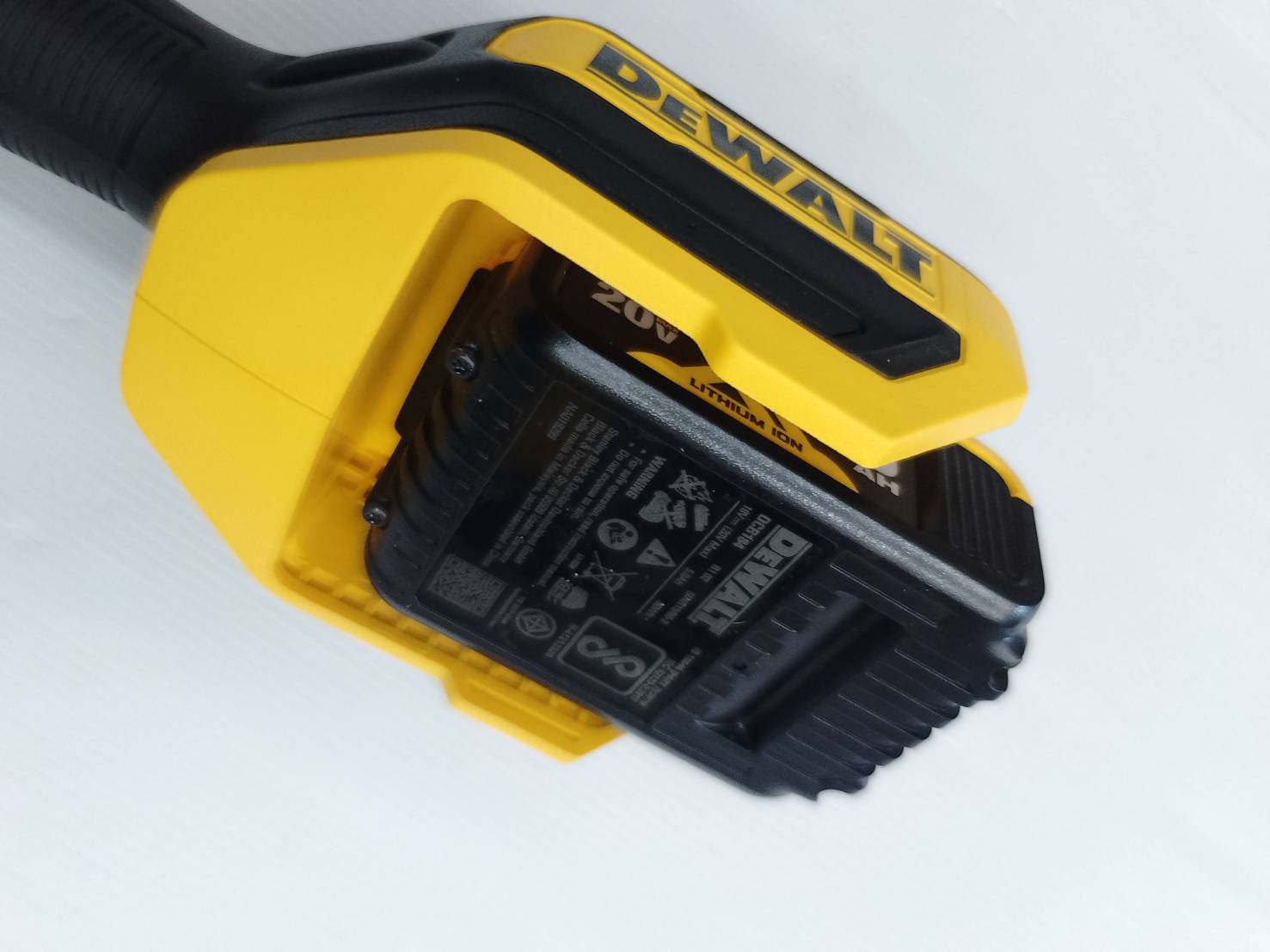 DEWALT รุ่น DCMST561P1-B1 เครื่องเล็มหญ้าไร้สาย 20Vmax (พร้อมกับแบตเตอรี่ 5.0AH)