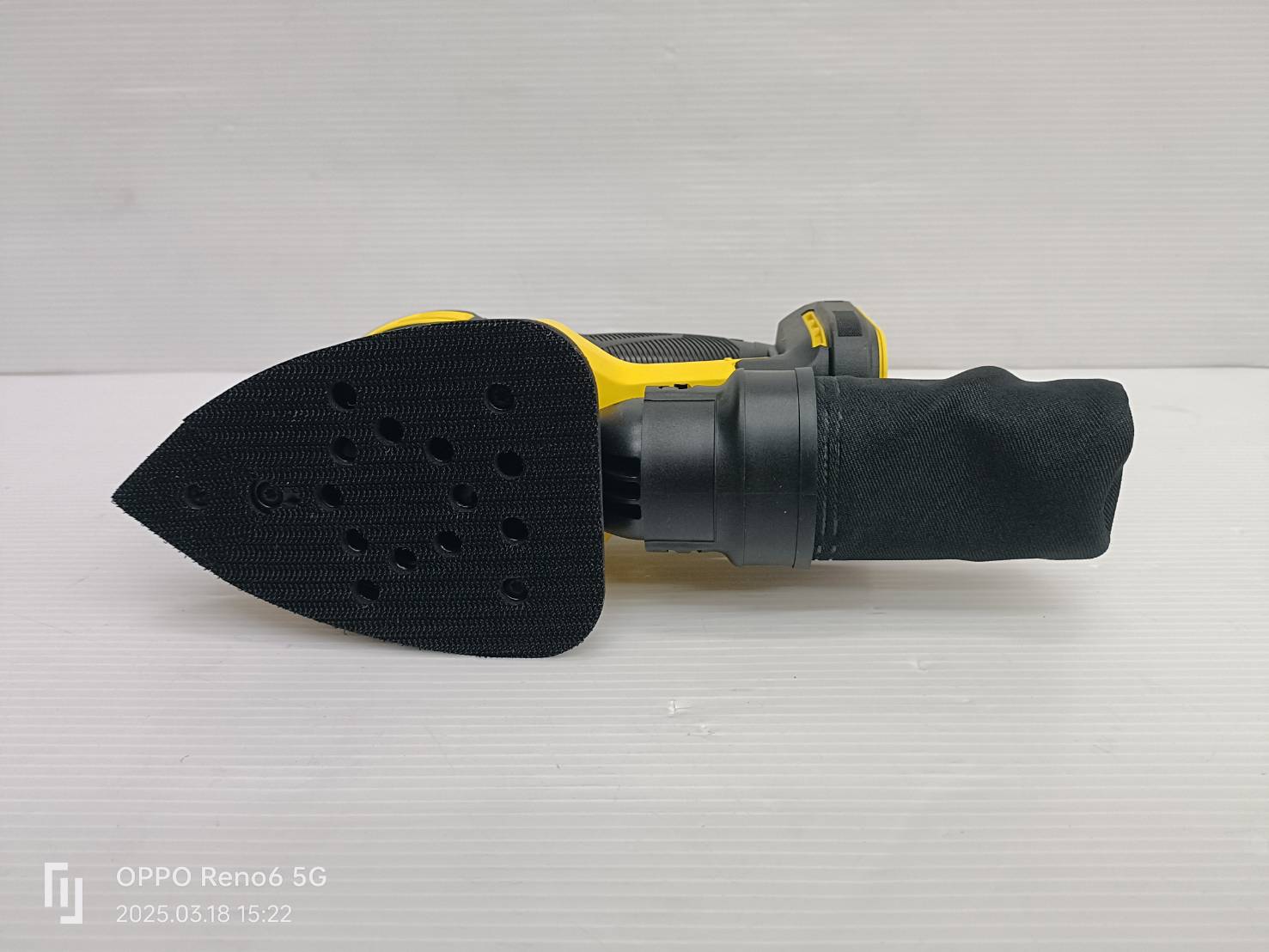 STANLEY รุ่น SCS221-KR เครื่องขัดกระดาษทรายสามเหลี่ยมไร้สาย 20V เฉพาะตัวเครื่อง