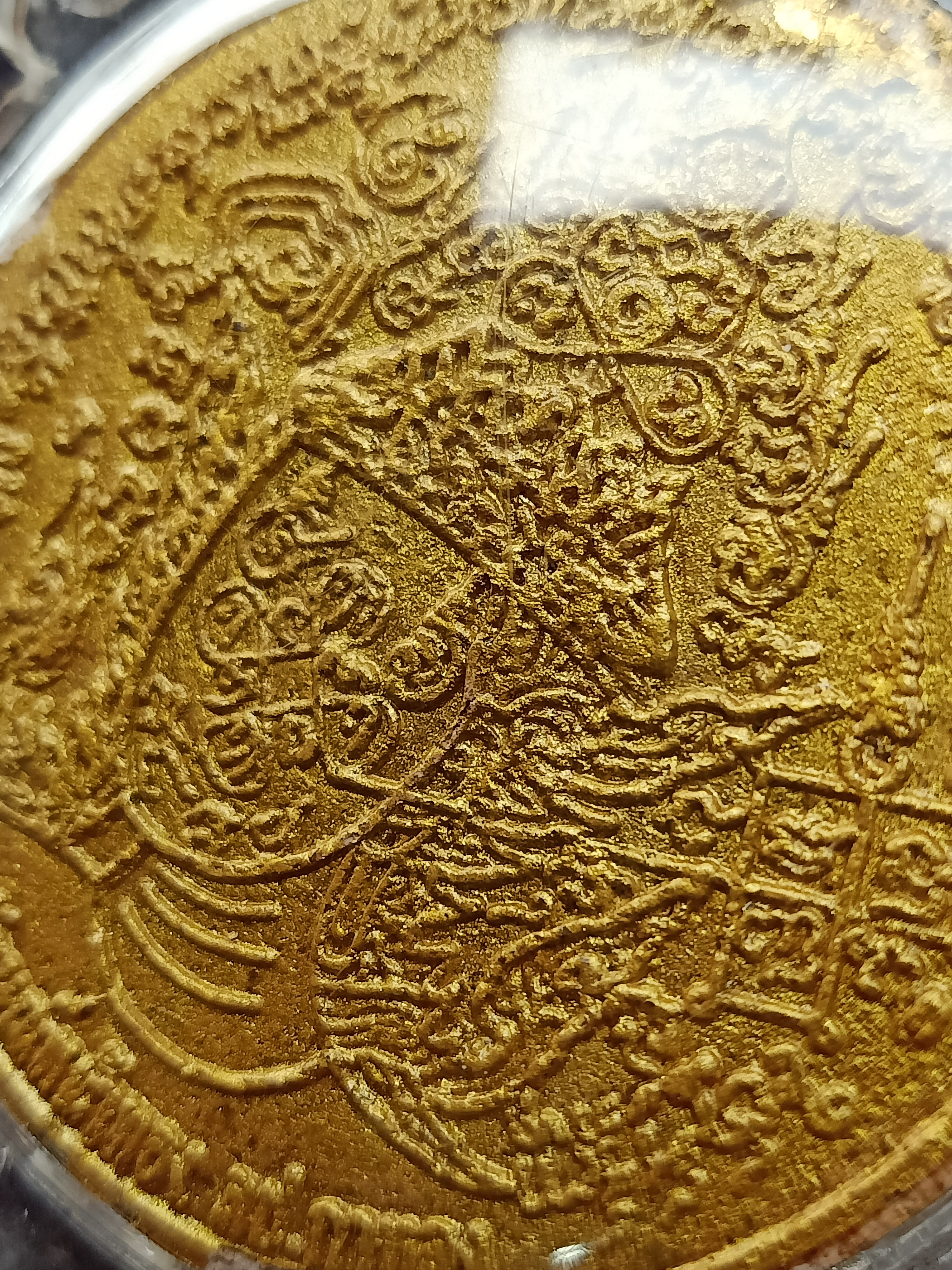 พระลักษณ์หน้าทอง เนื้อผง หลวงปู่กาหลง เขี้ยวแก้ว วัดเขาแหลม ปี 2550 เลี่ยมกันน้ำพร้อมใช้