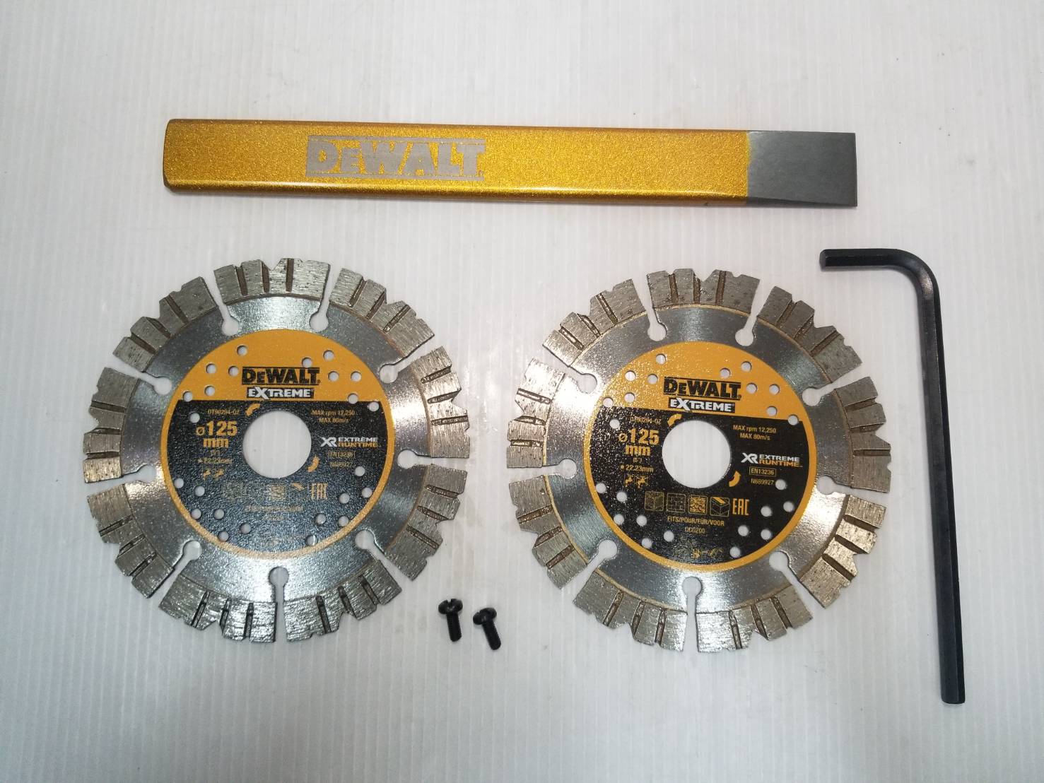 เครื่องเซาะร่องผนัง54V DCG200NT DEWALT