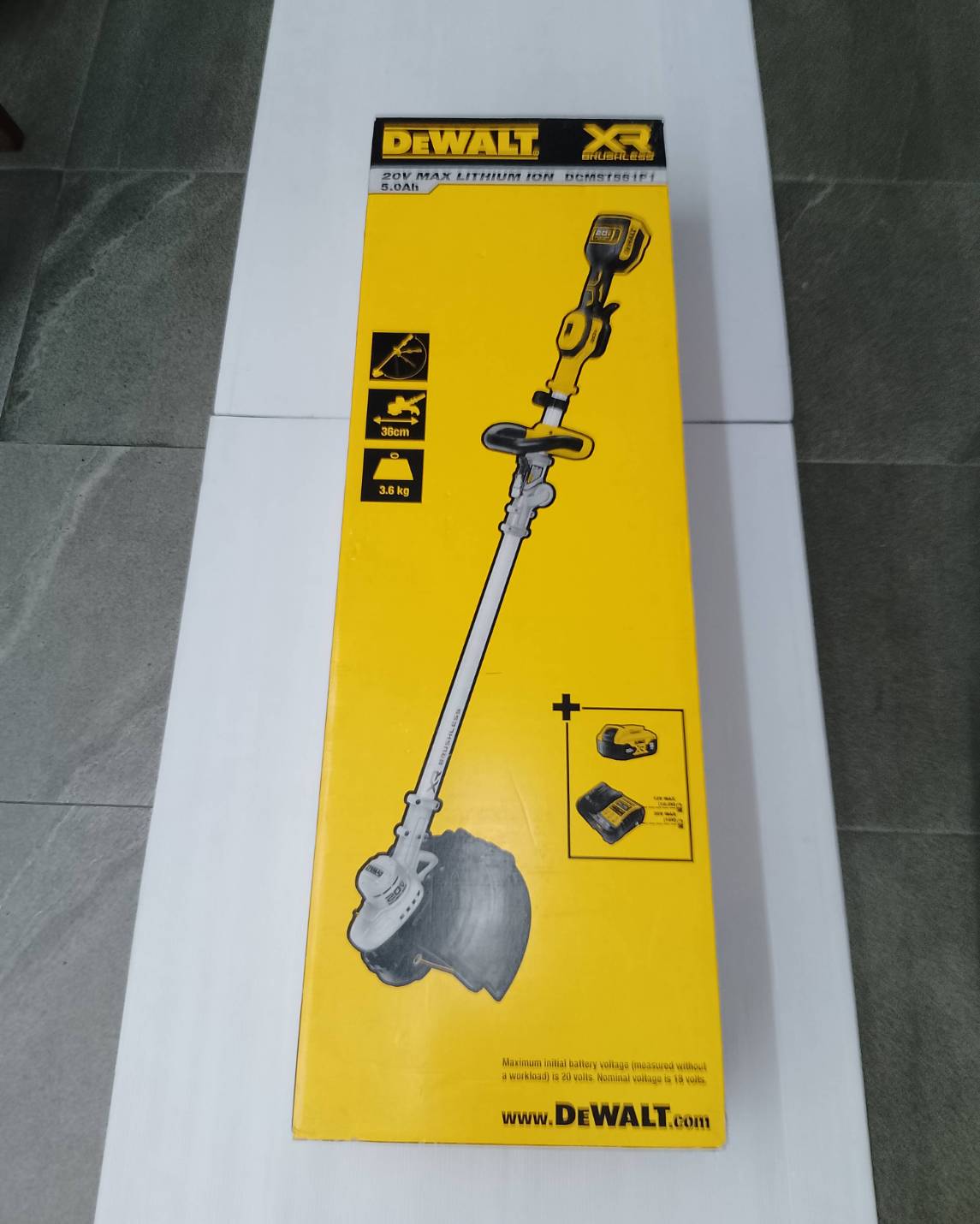 DEWALT รุ่น DCMST561P1-B1 เครื่องเล็มหญ้าไร้สาย 20Vmax (พร้อมกับแบตเตอรี่ 5.0AH)