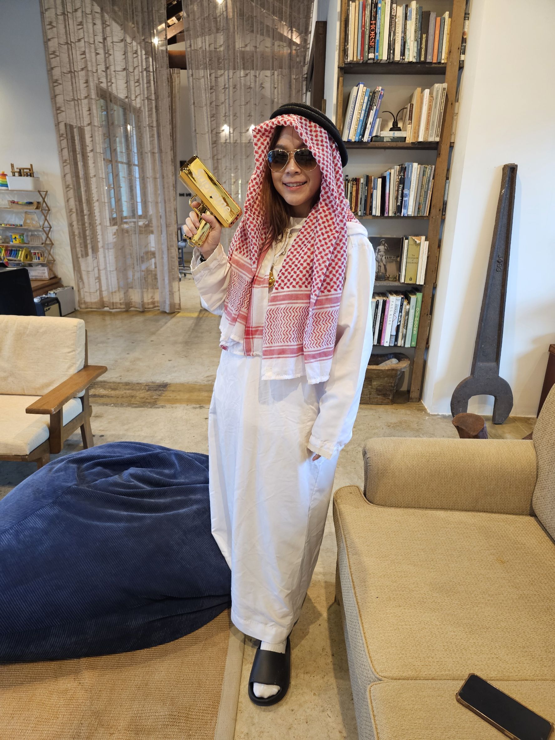 ชุดอาหรับดูไบ / ชุดเศรษฐีดูไบ / ชุดชีค / ชุดอาหรับ / ชุดดูไบ พร้อมปืนยิงแบงค์ และพร๊อพ