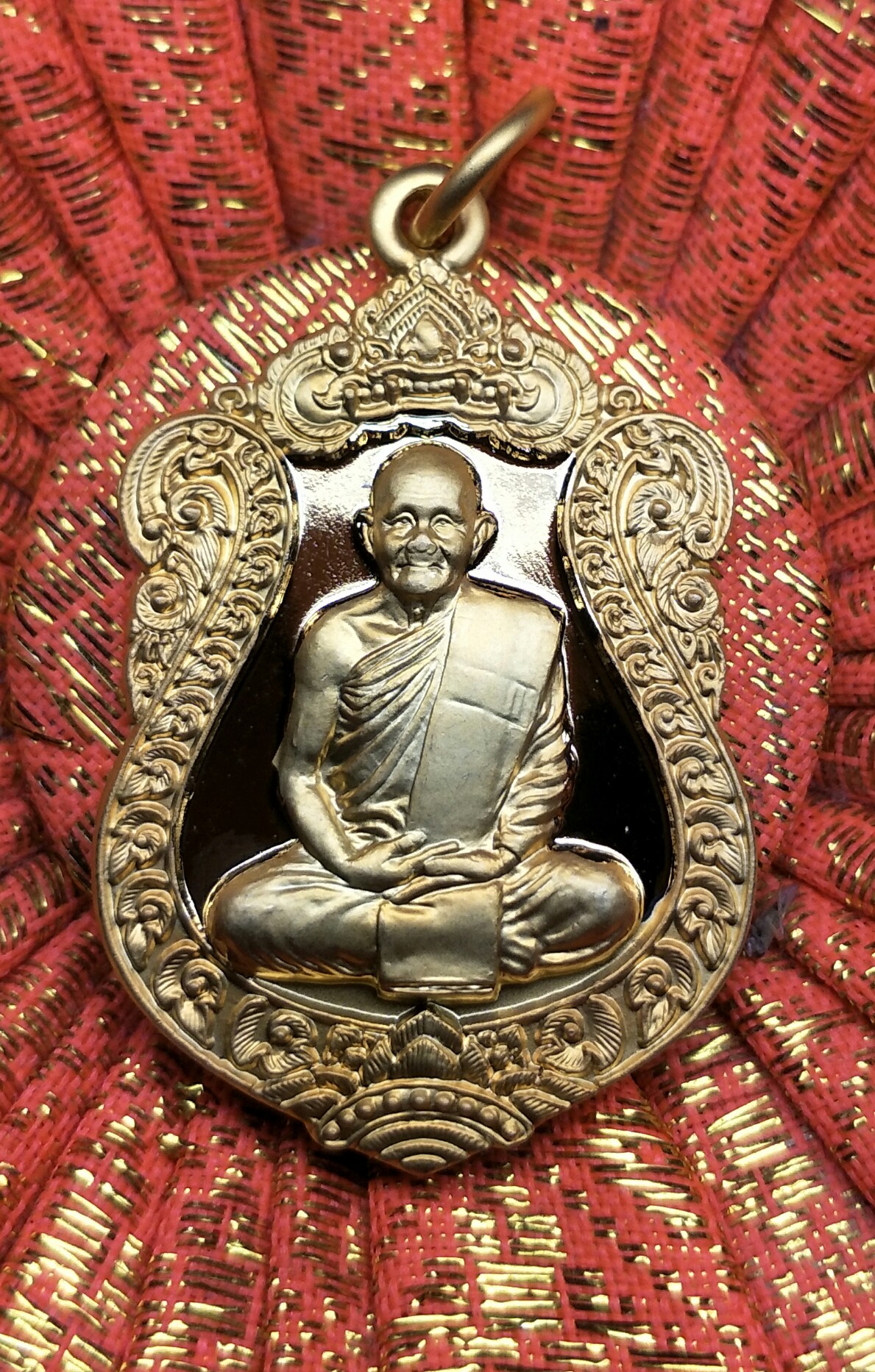 เหรียญเสมารุ่นแรก กะหลั่ยทองกรรมการ หลวงปู่พันธ์ วัดศรีชมบาล สุดยอดเหรียญดีมีประสบการณ์