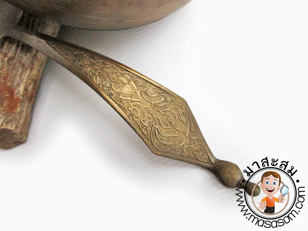 ขันทองเหลืองเก่าพร้อมทัพพี