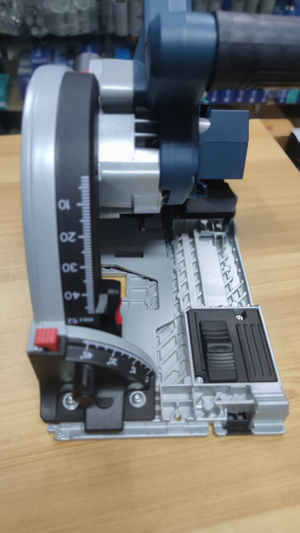 เลื่อยวงเดือนแบบรางไร้สาย GKT18V-52GC BOSCH SOLO (ไม่รวมราง)