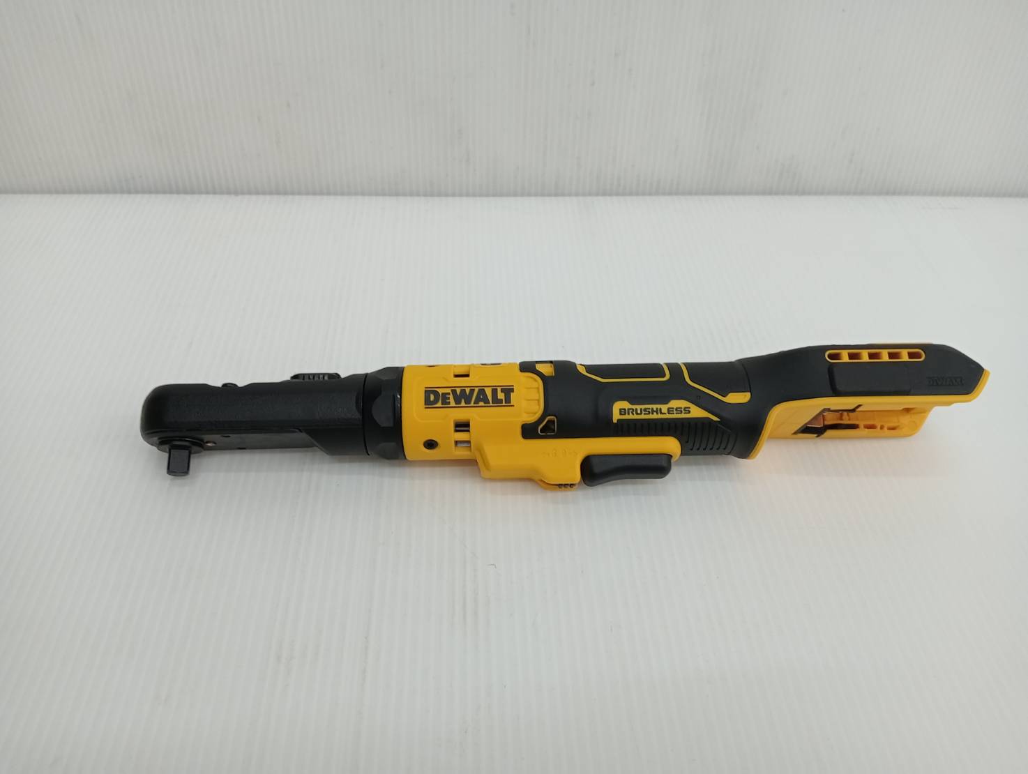 DEWALT รุ่น DCF510N-XJ ประแจไฟฟ้าด้ามฟรีไร้แปรงถ่าน 3/8-1/2 นิ้ว รุ่นหัวปิด (เฉพาะตัวเครื่อง)