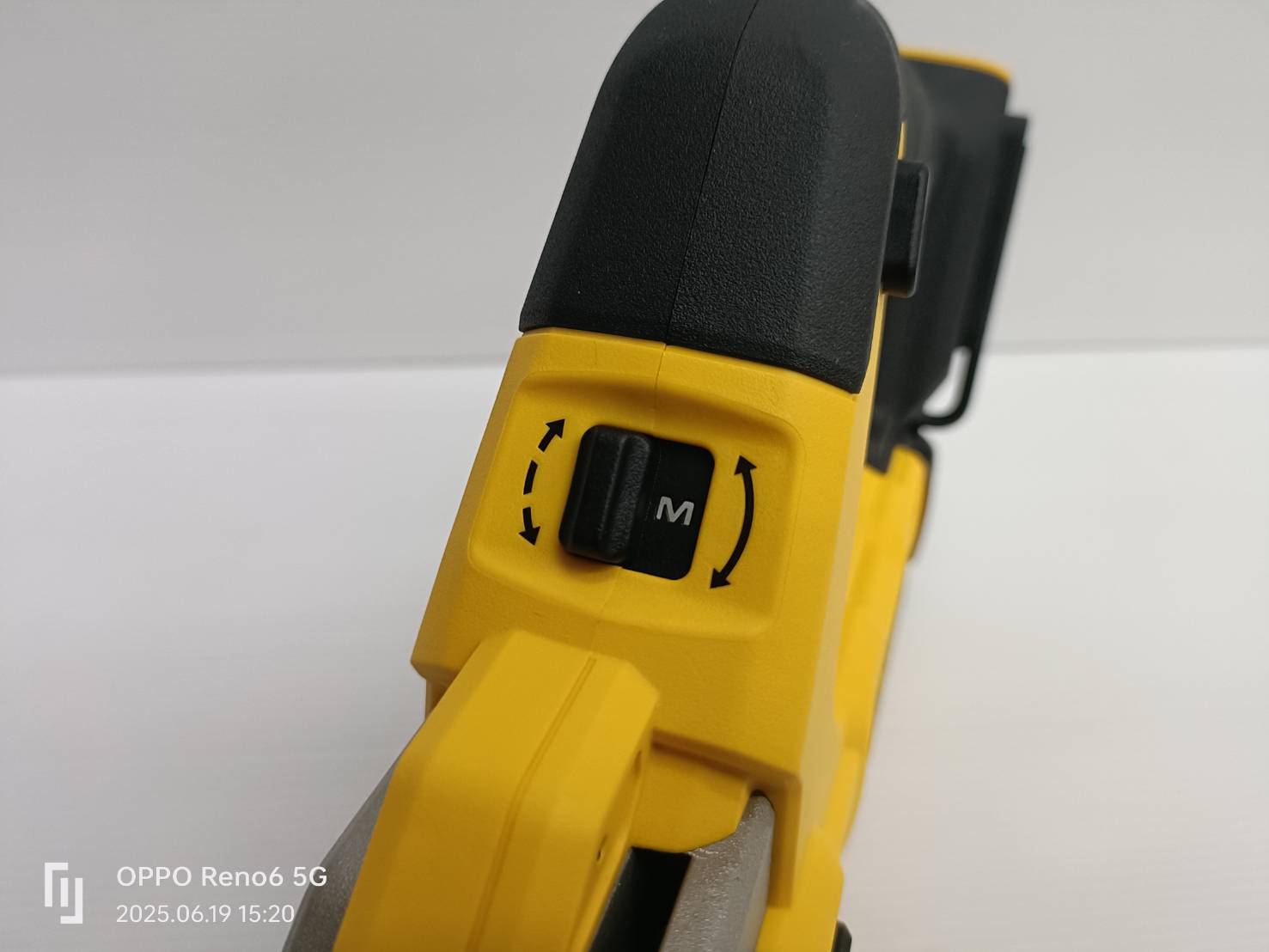 DeWALT เครื่องตัดท่อพลาสติก รุ่น DCE180B 20V MAX (เครื่องเปล่า)