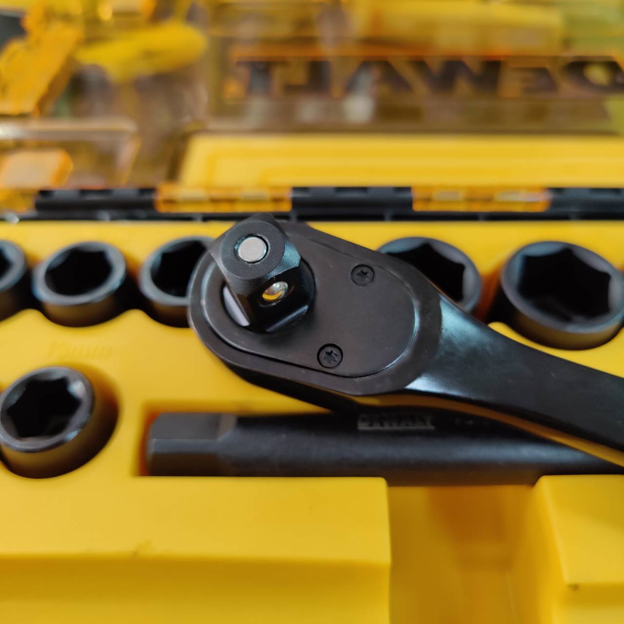 ชุดลูกบล็อก1/2" 23ชิ้น+กล่อง DWMT74739 DEWALT