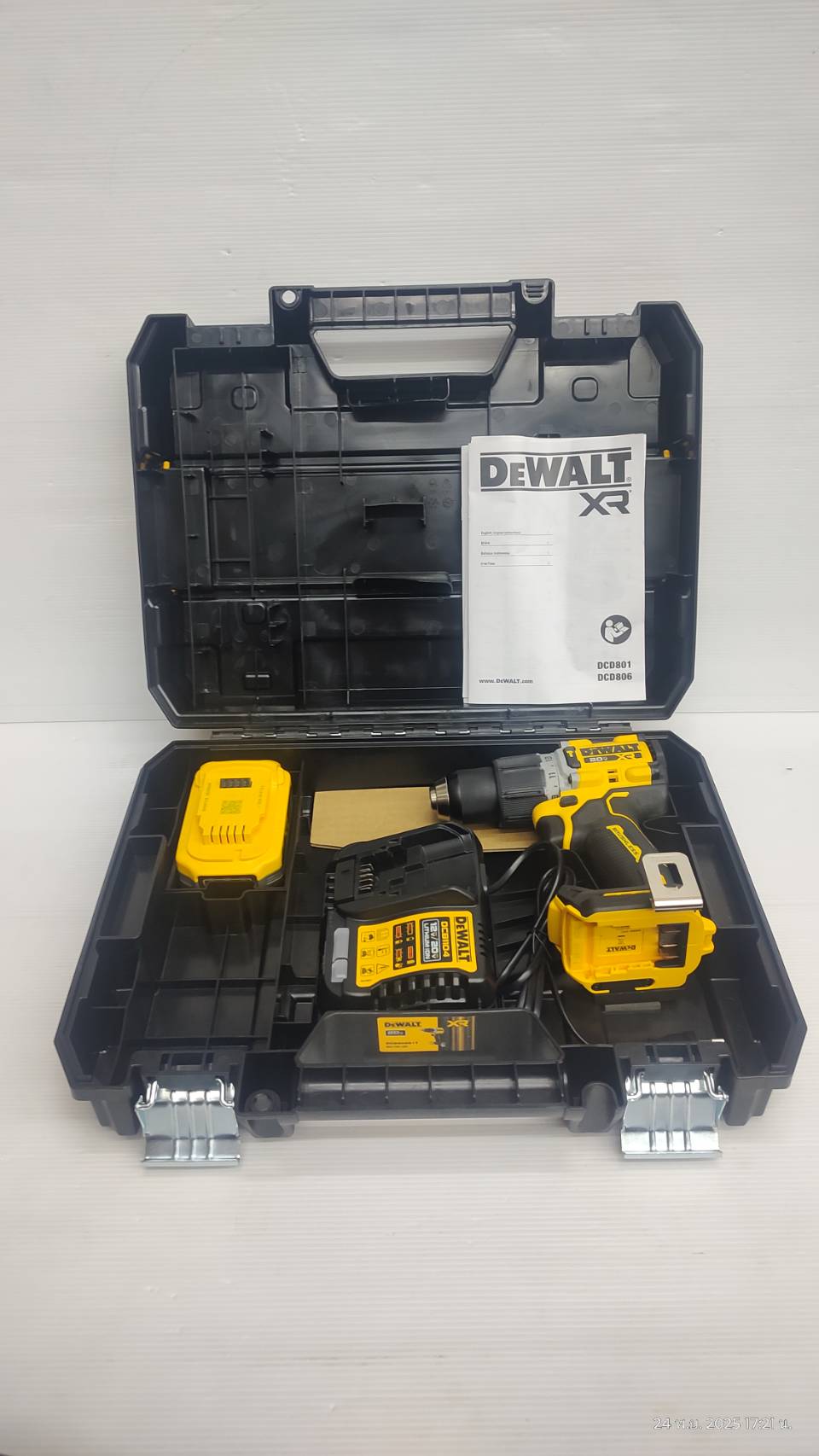 สว่านกระแทกไร้สายไร้แปรงถ่าน 20V DCD806S1T-B1 DEWALT