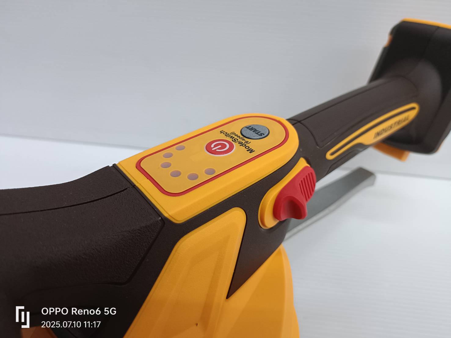 INGCO เครื่องดูดสั่นกระเบื้อง20V CTVLI20015 ครบชุดพร้อมกล่อง